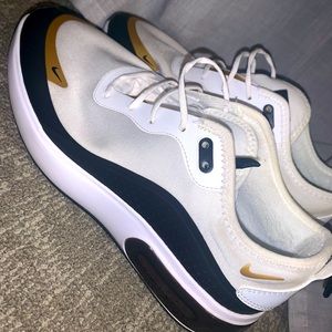 Women’s Size 8 Nike Dias